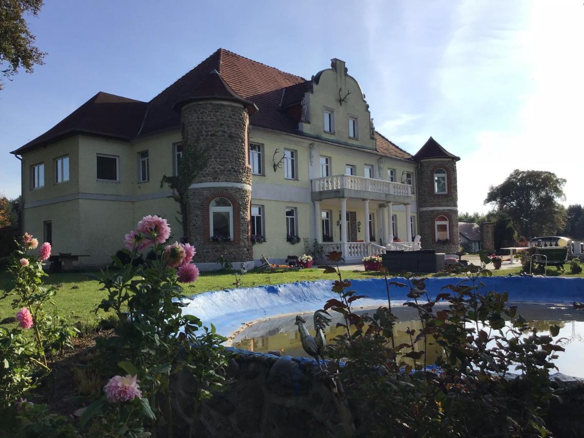 Gutshaus Darsikow Hotel Exterior photo